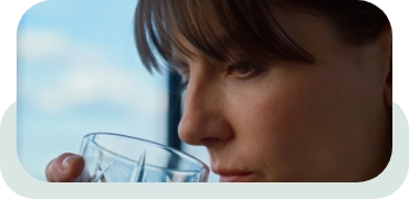 kobieta pijąca wode