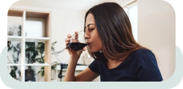 kobieta pijąca wino